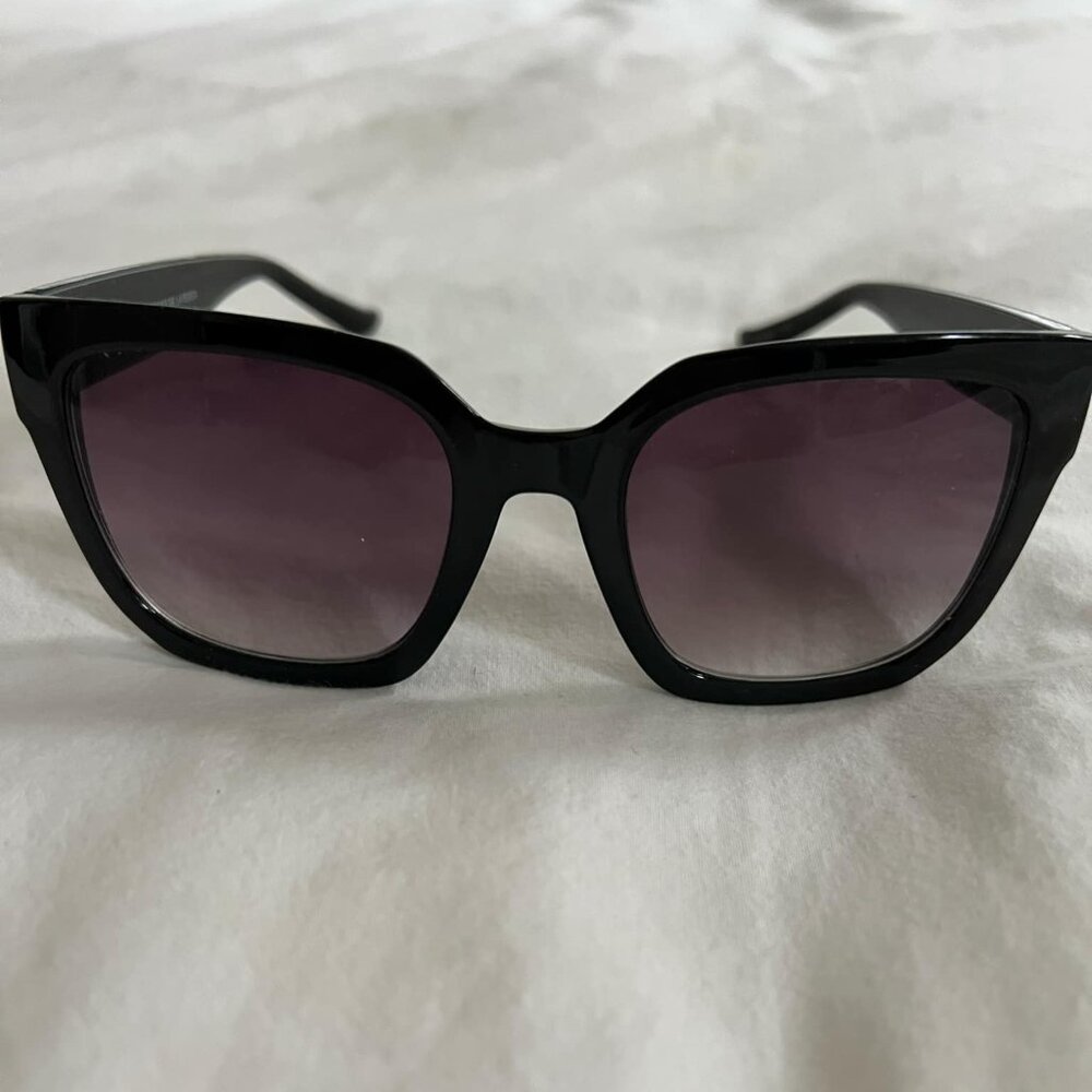 Oscar de la Renta Sunglasses – Almost Brand New!